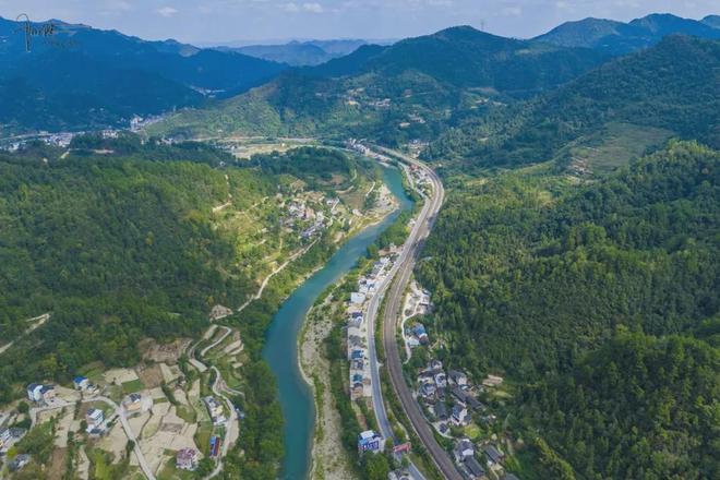 㵲阳河畔常见当地人垂钓、游泳和露营澳门新