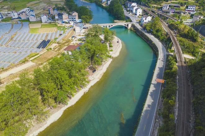 㵲阳河畔常见当地人垂钓、游泳和露营澳门新葡京入口三门滩离镇远古城不远(图10)
