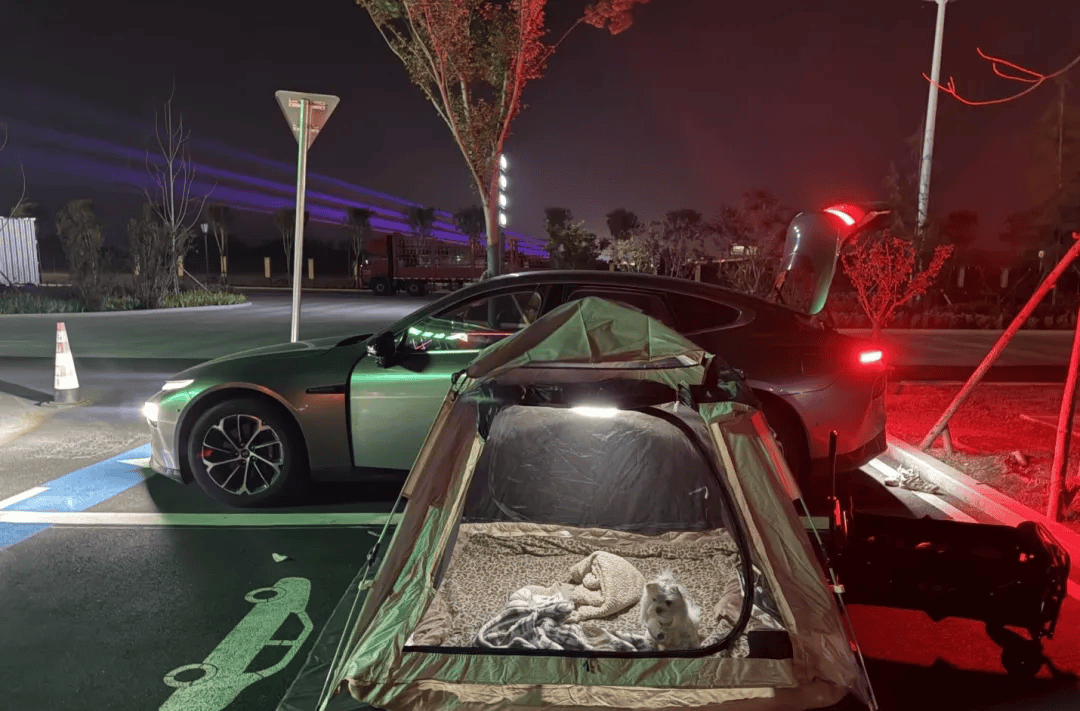 期间年轻人旅行掀起“帐篷过夜”热潮新葡京娱乐城不住酒店住帐篷!国庆(图2) 期间年轻人旅行掀起“帐篷过夜”热潮新葡京娱乐城不住酒店住帐篷!国庆(图2)